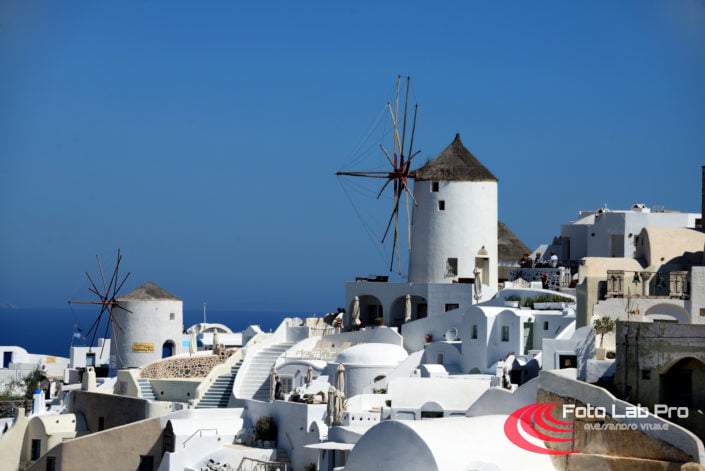 Romantici mulini disarmati Oia Santorini
